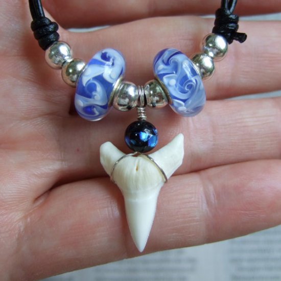 【表示現品】メジロザメの歯 トンボ玉ペンダント - 21202zhb