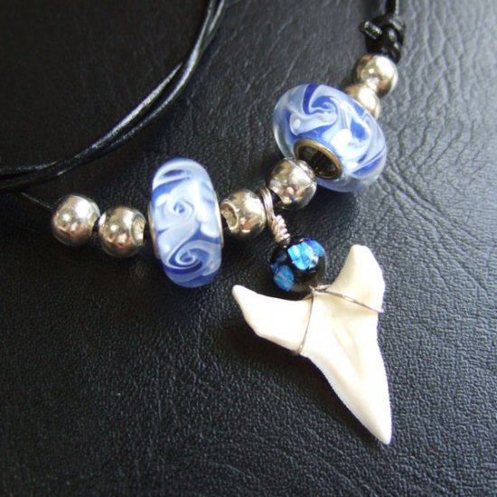 【表示現品】メジロザメの歯 トンボ玉ペンダント - 21202zhb