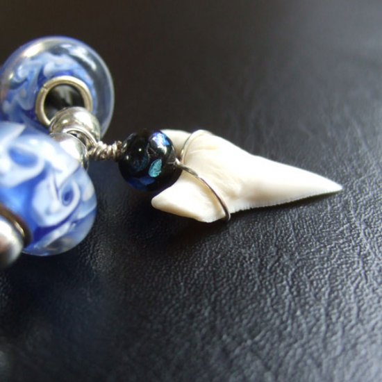 【表示現品】メジロザメの歯 トンボ玉ペンダント - 21202zhb