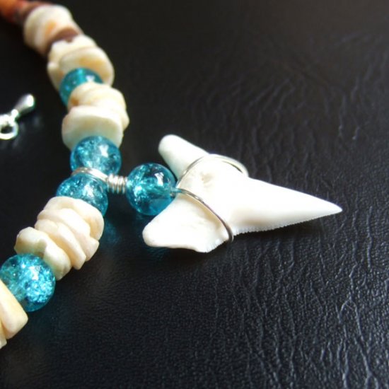 【表示現品】メジロザメの歯グラスビーズネックレス - 21204zhb