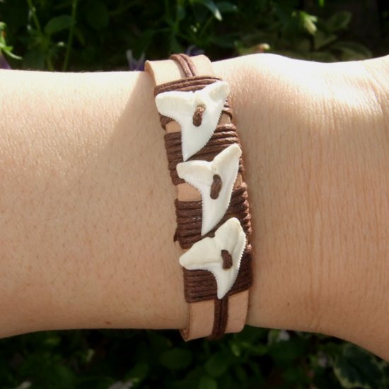 本物のサメの歯レザーブレスレット - 27004esw