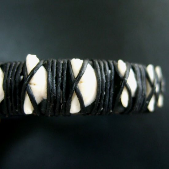 本物のサメの歯レザーブレスレット(黒) - 27033efi