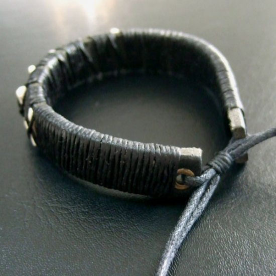 本物のサメの歯レザーブレスレット(黒) - 27033efi