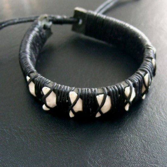 本物のサメの歯レザーブレスレット(黒) - 27033efi