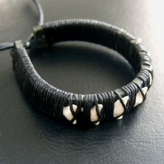 本物のサメの歯レザーブレスレット(黒) - 27033efi