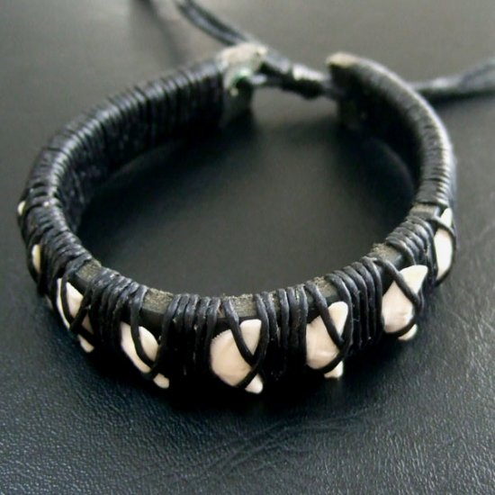 本物のサメの歯レザーブレスレット(黒) - 27033efi