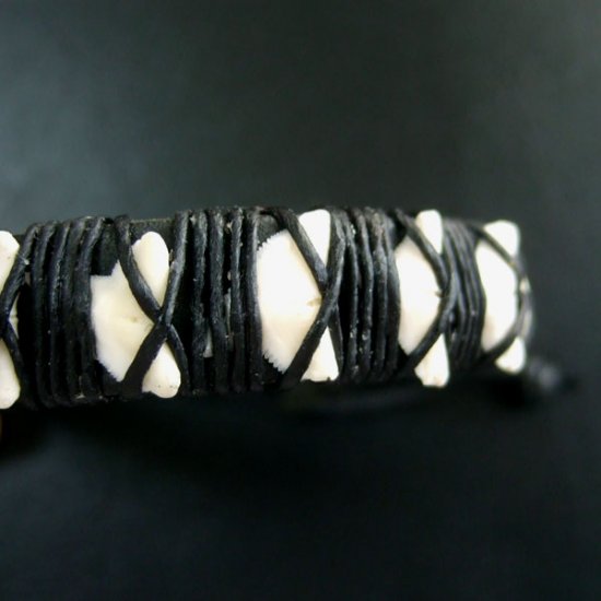 本物のサメの歯レザーブレスレット(黒) - 27033efi