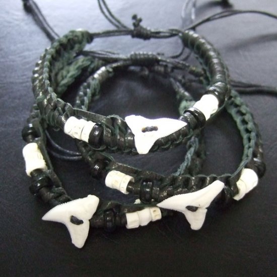 本物のサメの歯レザーブレスレット（黒） - 27059etk
