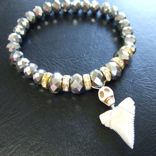 ホオジロザメのサメの歯2.4cm　ビーズブレスレット - 27103zhc