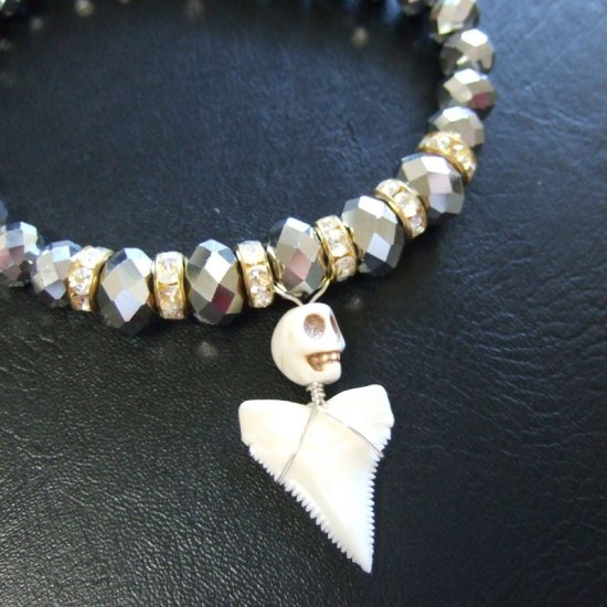 ホオジロザメのサメの歯2.4cm　ビーズブレスレット - 27103zhc