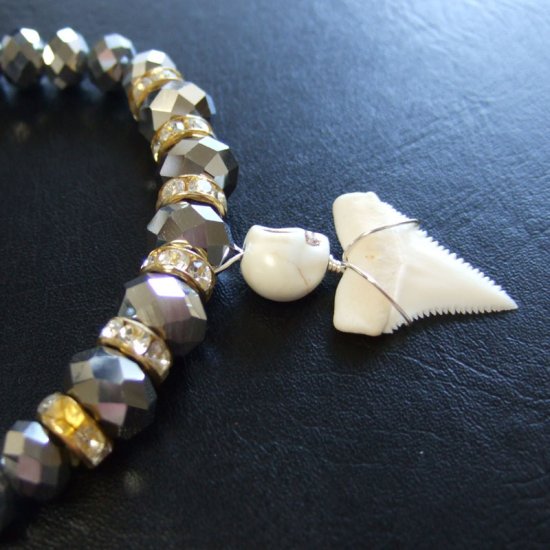 ホオジロザメのサメの歯2.4cm　ビーズブレスレット - 27103zhc