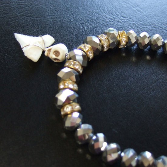 ホオジロザメのサメの歯2.4cm　ビーズブレスレット - 27103zhc