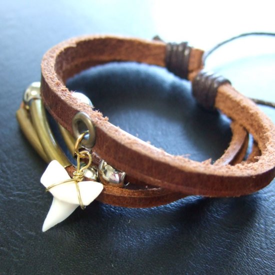 本物のサメの歯(マコ・シャーク)レザーブレスレット - 27104zhc