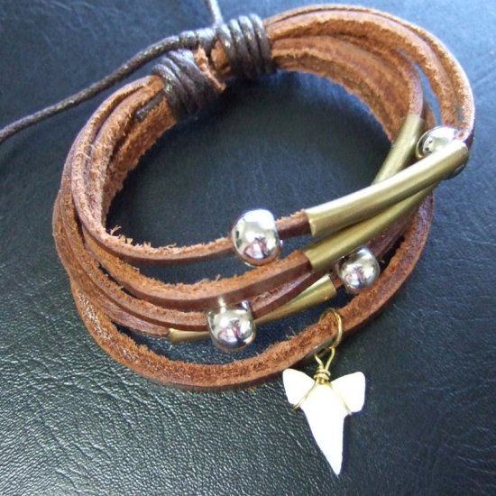 本物のサメの歯(マコ・シャーク)レザーブレスレット - 27104zhc