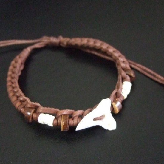 本物のサメの歯レザーブレスレット（こげ茶） - 27164etk