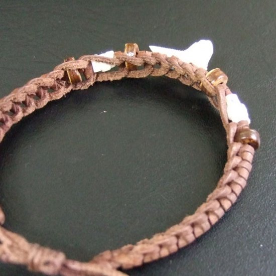 本物のサメの歯レザーブレスレット（こげ茶） - 27164etk