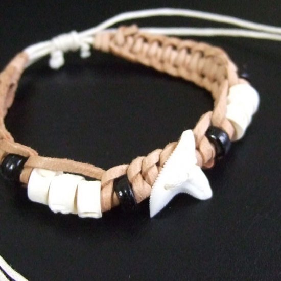 【表示現品】本物のサメの歯レザーブレスレット（薄茶） - 27167etk
