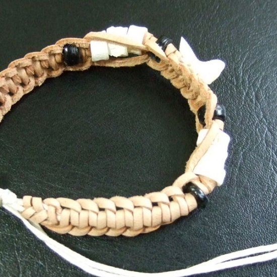【表示現品】本物のサメの歯レザーブレスレット（薄茶） - 27167etk