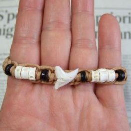 【表示現品】本物のサメの歯レザーブレスレット(薄茶) - 27167etk 【表示現品】本物のサメの歯レザーブレスレット(薄茶) - 27167etk