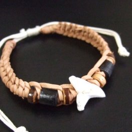 【表示現品】本物のサメの歯レザーブレスレット(薄茶) - 27168etk 【表示現品】本物のサメの歯レザーブレスレット(薄茶) - 27168etk