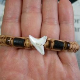 【表示現品】本物のサメの歯レザーブレスレット(薄茶) - 27168etk 【表示現品】本物のサメの歯レザーブレスレット(薄茶) - 27168etk