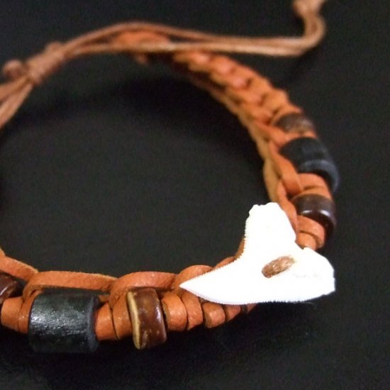 【表示現品】本物のサメの歯レザーブレスレット（赤茶） - 27169etk