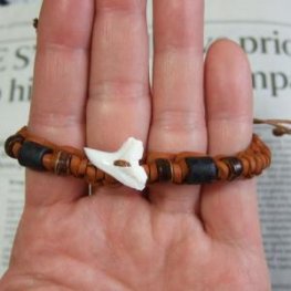 【表示現品】本物のサメの歯レザーブレスレット(赤茶) - 27169etk 【表示現品】本物のサメの歯レザーブレスレット(赤茶) - 27169etk