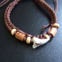 【表示現品】本物のサメの歯レザーブレスレット(こげ茶) - 27174etk 【表示現品】本物のサメの歯レザーブレスレット(こげ茶) - 27174etk