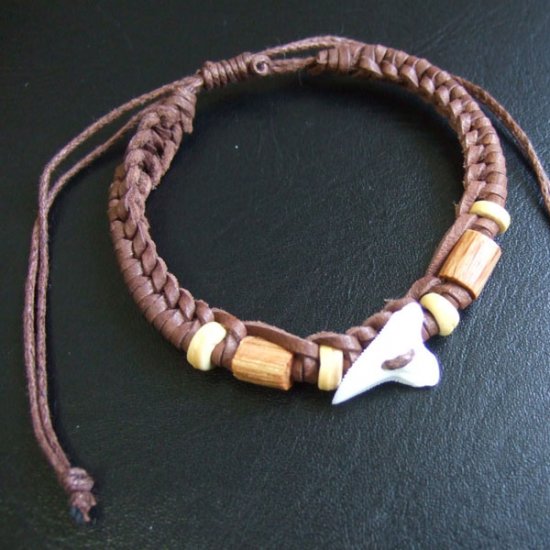 【表示現品】本物のサメの歯レザーブレスレット（こげ茶） - 27174etk