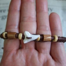 【表示現品】本物のサメの歯レザーブレスレット(こげ茶) - 27174etk 【表示現品】本物のサメの歯レザーブレスレット(こげ茶) - 27174etk