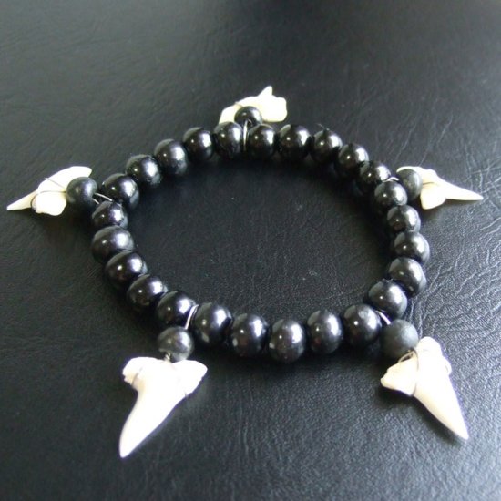 【表示現品】本物のサメの歯（アオザメ）ウッドビーズブレスレット - 27182zhb