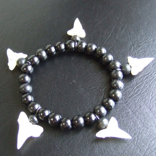 【表示現品】本物のサメの歯（アオザメ）ウッドビーズブレスレット - 27182zhb