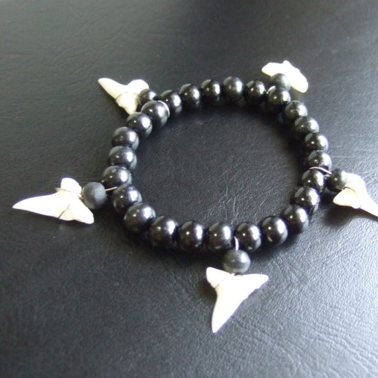 【表示現品】本物のサメの歯（アオザメ）ウッドビーズブレスレット - 27182zhb