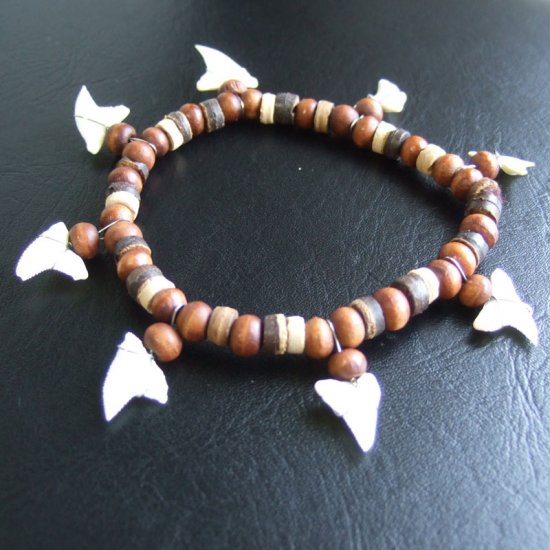 【表示現品】本物のサメの歯（ヨシキリザメ）ウッドビーズブレスレット - 27185zhb