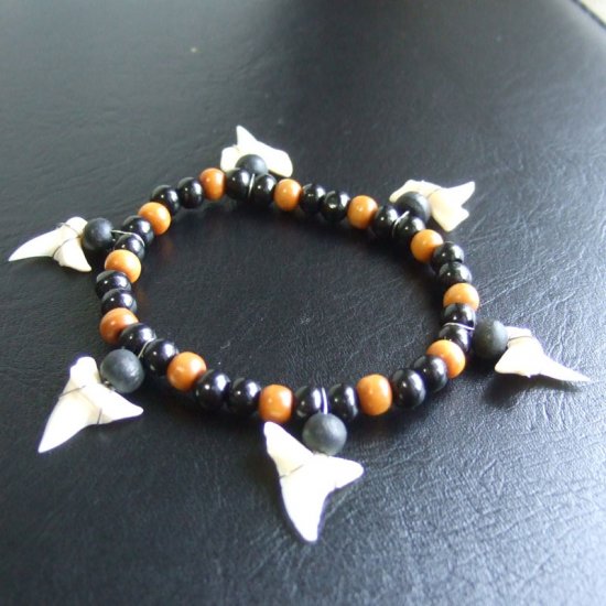 【表示現品】本物のサメの歯（アオザメ）ウッドビーズブレスレット - 27187zhb