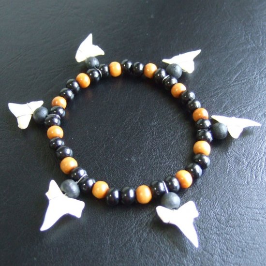 【表示現品】本物のサメの歯（アオザメ）ウッドビーズブレスレット - 27187zhb