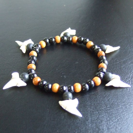 【表示現品】本物のサメの歯（アオザメ）ウッドビーズブレスレット - 27187zhb