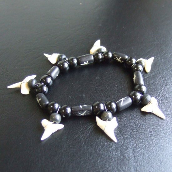 【表示現品】本物のサメの歯（アオザメ）ウッドビーズブレスレット - 27188zhb