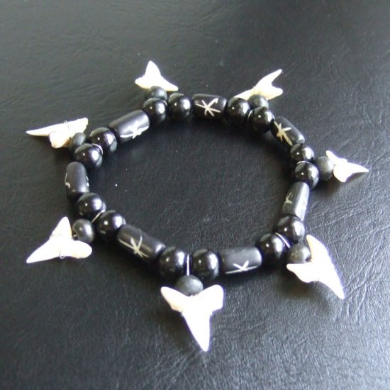 【表示現品】本物のサメの歯（アオザメ）ウッドビーズブレスレット - 27188zhb