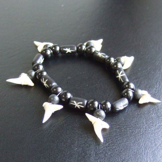 【表示現品】本物のサメの歯（アオザメ）ウッドビーズブレスレット - 27188zhb