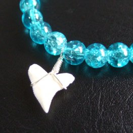 【表示現品】メジロザメの歯　クラッシュグラスビーズ ブレスレット - 27209zhb