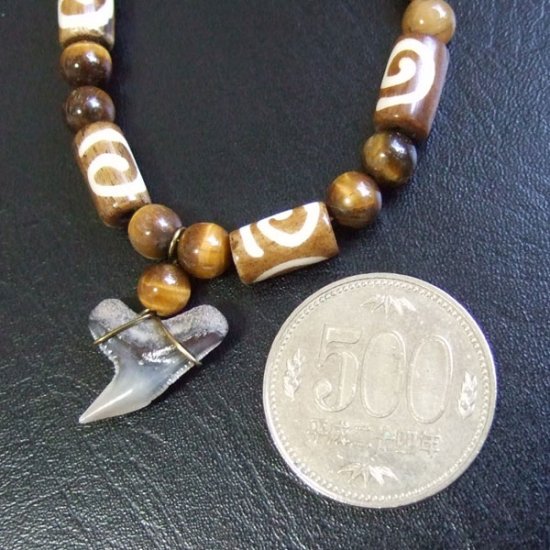 【表示現品】タイガーシャークの歯の化石　ビーズブレスレット - 30298zhb