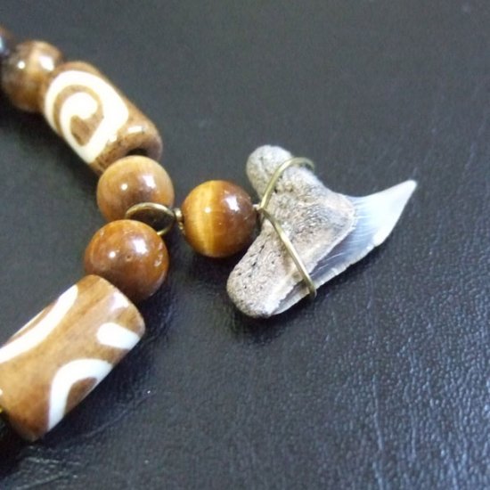 【表示現品】タイガーシャークの歯の化石　ビーズブレスレット - 30298zhb