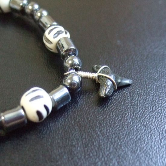 【表示現品】サメの歯化石　ビーズ ブレスレット - 30302zhb