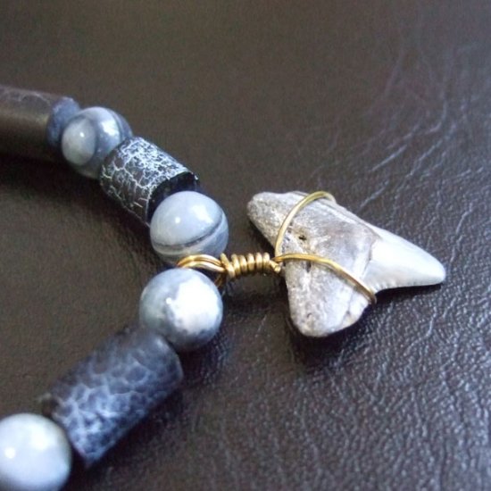 【表示現品】サメの歯化石　ビーズ ブレスレット - 30303zhb