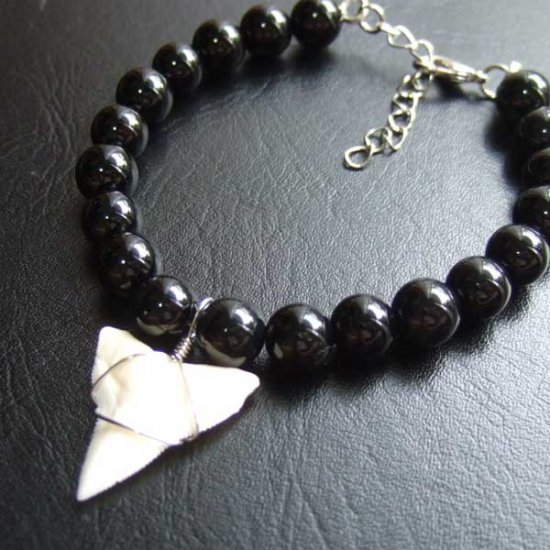 【表示現品】オオメジロザメの歯　ビーズブレスレット - BLB-13025