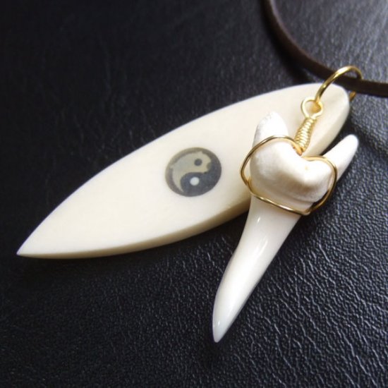 【表示現品】アオザメの歯サーフボードネックレストップ - BLN-12002