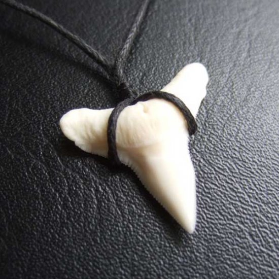 【表示現品】2.4.cm 大型オオメジロザメの歯ペンダント - BLN-12059