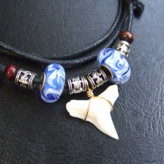 【表示現品】メジロザメの歯 トンボ玉ペンダント - BLN-12071