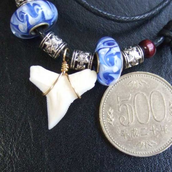 【表示現品】メジロザメの歯 トンボ玉ペンダント - BLN-12071